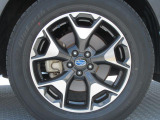純正17インチアルミホイール。 タイヤサイズは205/60R17。