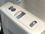 【電動格納ミラー】サイドミラーは電動格納式となっており、狭い駐車場でもキズがつくリスクを抑えられます。