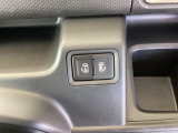 パワースライドドアの開閉はスマートキーのリモコンやドアノブは勿論、運転席側のスイッチ操作でも開閉ができ、安全・簡単です。