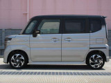 純正アルミで全体的にデザインがまとまっています。車も人も、オシャレはまずは足元からですね。