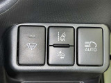 オートマチックハイビームとは、先行車や対向車のライトを認識し、ハイビームとロービームを自動で切り替える機能です。夜道の視界を確保します。詳細は販売店スタッフまでおたずねください。
