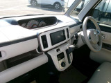 当店では、商品車を安心に清潔に保つために、紙マット、ハンドルカバー、シフトカバー、シートカバー、ペダルにマスキングテープを装着しております。