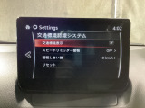 フォワードセンシングカメラで認識した交通標識をディスプレイに表示し、交通標識の見落とし防止を図り、安全運転を支援します。