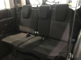 3列目シートは跳ね上げ式で折りたたみ可能です。キャンプ用品など大きな荷物もばっちり収納可能です!
