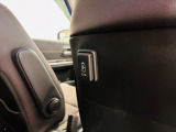 後部座席向けにもUSBソケットがついていますのでコードを繋げばスマートフォンなどの充電が出来ます!