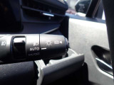 ハイビームアシスト機能が装備されており対向車が接近すると自動的にロービームに切り替えてくれる便利な機能になっております!