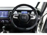 運転中もハンドルでの操作が可能です。特に高速道路等の目が離せない運転時には、便利さだけでなく、安全性も兼ね備えております。