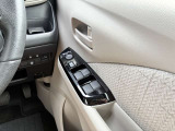 運転席側のドア部。こちらのスイッチでドアミラーの角度調整やパワーウィンドーの操作が可能になります。