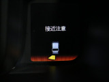 【パーキングセンサー】センサーが周辺の障害物を検知。音とディスプレー表示で障害物との距離をお知らせし、ドライバーに注意を促します。バックでの駐車時や狭い駐車場での出庫時などに役立ちます。