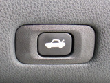 ボタン一つでトランクオープンが可能!車内から操作できる為、非常に便利な装備の一つとなります!
