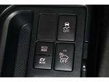 3つの走行モードがあります。『EVモード』はモーターのみで走行しガソリンを消費しないハイブリッド車ならではの環境にも優しい走行です。