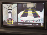 バックカメラの他に上から見下ろしたような画像が見れるアラウンド(全方位)モニター。前後左右を把握できる、すごい機能が装備されています!