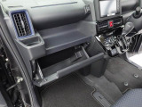 納車の前にはエンジンオイル、オイルエレメント、エアクリーナー、クーラント、バッテリー、ワイパーゴムのチェックまたは交換を行います!