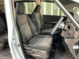乗降がしやすい運転席。高さが調節できて小柄な方でも運転しやすいポジションをとることができます。