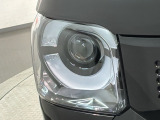 LEDヘッドライトは、点灯の瞬間から最大光量を発揮し、突然暗くなるトンネルなどでの安定感を高めます。