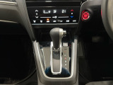 CVT車のセレクトレバーです。低速から高速まで、変速ショックのないスムーズな走りを実現するとともに、エンジン効率のよい領域を維持することで燃費にも貢献します。