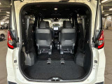 多彩なシートアレンジが可能なため、荷物の量やサイズに合わせて柔軟に室内空間を確保できます。大きな荷物の収納にも対応し、実用性の高い室内設計となっています。
