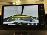 リバースギアに入れるだけで後方の表示へ切り替わります。夜間や雨の日の駐車も楽になりますよ。