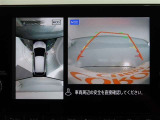 パノラミックビューモニター付きです。車両を上から見たような映像をディスプレイオーディオ画面に表示。運転席からの目視だけでは見にくい、車両周辺の状況をリアルタイムでしっかり確認できます。