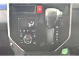 一度お好みの温度に設定すれば、車内の温度を検知し風量や温度を自動で調整。暑い&hellip;寒い&hellip;と何度もスイッチ操作をしなくても大丈夫です。