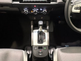 CVT車のセレクトレバーです。低速から高速まで、変速ショックのないスムーズな走りを実現するとともに、エンジン効率のよい領域を維持することで燃費にも貢献します。