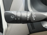 【オートワイパー(AUTO)】雨が降り出した時に、雨滴検出用センサー(レインセンサー)が雨滴を感知すると、自動でワイパーが動作します。