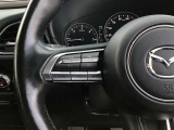 上質さを感じる本革巻きステアリングです。オーディオコントロール/クルーズコントロール等のスイッチが装備されています。お手元で簡単に操作できます☆