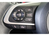 運転中に手を離さなくてもハンズフリー電話や音声認識、オーディオ操作やマルチインフォメーションディスプレイ内の表示切替えが出来るスイッチ付。走行中に視線を逸らさず出来る手元操作は安全運転につながります。