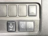 【ハンズフリー機能付き両側パワースライドドア】スライドドアの下に足先を入れてすぐ引くと、自動的にスライドドアが開閉します!荷物で両手がふさがった状態でも、ドアの開閉ができてとっても便利!