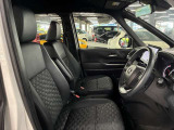 運転席の画像です。足元やシートまわりに余裕があり、リラックスした姿勢で運転が可能です。視界も良好で操作系へのアクセスもしやすく、快適で安心感のあるドライブをサポートします。