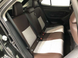 【後部座席】も当然、綺麗・清潔に仕上げております。内装の綺麗なお車は気持ちが良いですし、コンディションのいい車が多いです。これもオススメの1台です。
