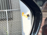 【ブラインドスポットモニター】走行中、ドアミラーの死角になりやすい箇所に後続車が接近するとサイドミラーのレンズに警告を表示!ドライバーに注意喚起をしてくれます。