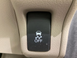 VSA装備車です。VSAはドライバーの操作と車の動きを見守っています。もし車の挙動が乱れたとき、4輪別々にブレーキをかけたり、エンジンパワーをしぼることによって車を安定させます。