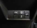 パーキングセンサーや横滑りを防ぐVSA等のスイッチ類は運転席の右側、手の届きやすい位置にあります。