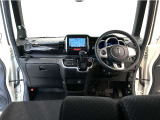 【前方視界】開放的な前方視界!運転がしやすく疲れにくいです♪窓が大きく、見通しがとっても良いおクルマですよ♪