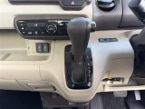 オートエアコン装備しています。温度設定をしておけば風量・吹出し口を自動で調整してくれるので車内はいつも快適です。