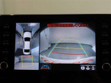パノラミックビューモニター付きです。車両を上から見たような映像をモニター画面に表示。運転席からの目視では見にくい、車両周辺の状況をリアルタイムでしっかり確認できます。