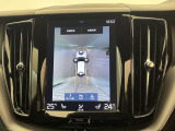 【360&deg;ビューカメラ】4台の高解像度カメラで360度の鳥瞰図を表示。隣の車や壁、死角にある障害物などを画面で確認できるため、狭いスペースでの駐車・出入りも安心です。
