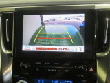 車両後方の映像を映すバックモニター。進路を確認しながら安全に車庫入れできます。