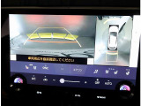 パノラミックビューモニター。車両を上から見たような映像を表示。運転席から目視しにくい車両周囲の状況をリアルタイムで確認できます。