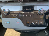運転席・助手席と個々に温度設定の出来るオートエアコンです◎またギヤシフトはボタン式で簡単操作