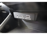 エアコンのスイッチの下には、充電にも使用できるナビ接続用USB端子があります。AUX端子にオーディオプレーヤーが接続できます。