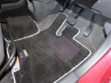 内装工程では、中古車を気持ちよくお乗りいただけるよう清掃しております。