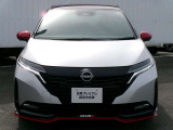 NISMO専用フロントグリル・フロントバンパー・エンブレム。