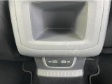 センターコンソール後部には後席用のスマートフォンやタブレット充電用のUSBソケットなど、後席の方には大変うれしい装備です。