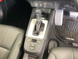 シンプルでとても使いやすいフロアシフトに、パーキングブレーキは電子制御パーキングブレーキです。