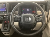 【ハンドル】運転にかかわる様々な操作を安全に行えるように視点移動が少なく操作性に配慮されたスイッチ類が凝縮されたコックピットです。