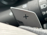 【パドルシフト】ハンドルから手を離さずに素早くシフトアップ&ダウンができるので、エンジンブレーキを使う下り坂や高速道路の合流で加速したい場面で役立ちます。