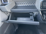 【グローブボックス】大容量のグローブボックスです!!車検証ケース他、日頃使う小物類の収納スペースもたくさんあります!