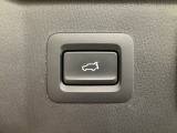 パワーリフトゲートは運転席とリフトゲート側、さらにアドバンストキーでも開閉が可能!開度は無段階にメモリー設定もできます。ゲート内側にタッチセンサーを配置し、手などを挟み込む危険を低減します。